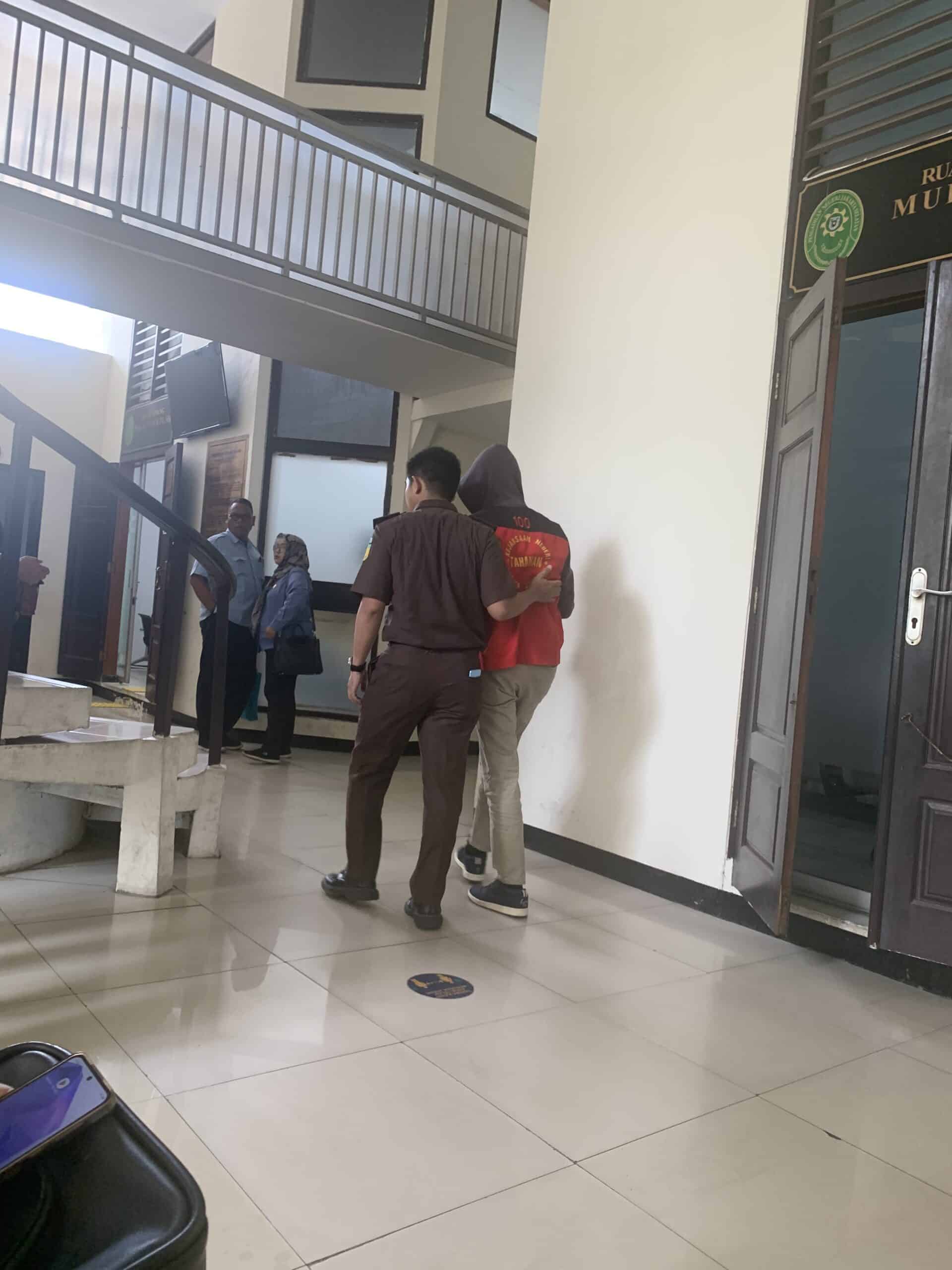 Mario Dandy dipapah staf Kejaksaan Negeri Jakarta Selatan, usai sidang perdana pencabulan, Rabu (11/12/2024) di PN Jaksel.(Aris MP)