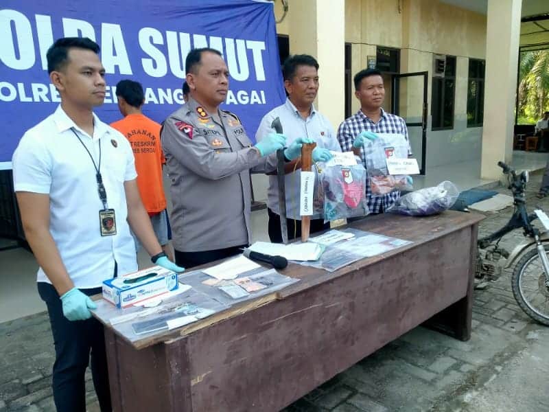 Kapolres Serdang Bedagai (Sergai),AKBP JHR Sitepu didampingi Kasat Reskrim Polres Sergai AKP Donny Pance Simatupang, Kanit I Pidum Ipda Ibnu Rusyadi dan Kanit PPA/Ps Kasi Humas Ipda Ardika Junaidi Napitupulu memberi keterangan pers. (Lilik)
