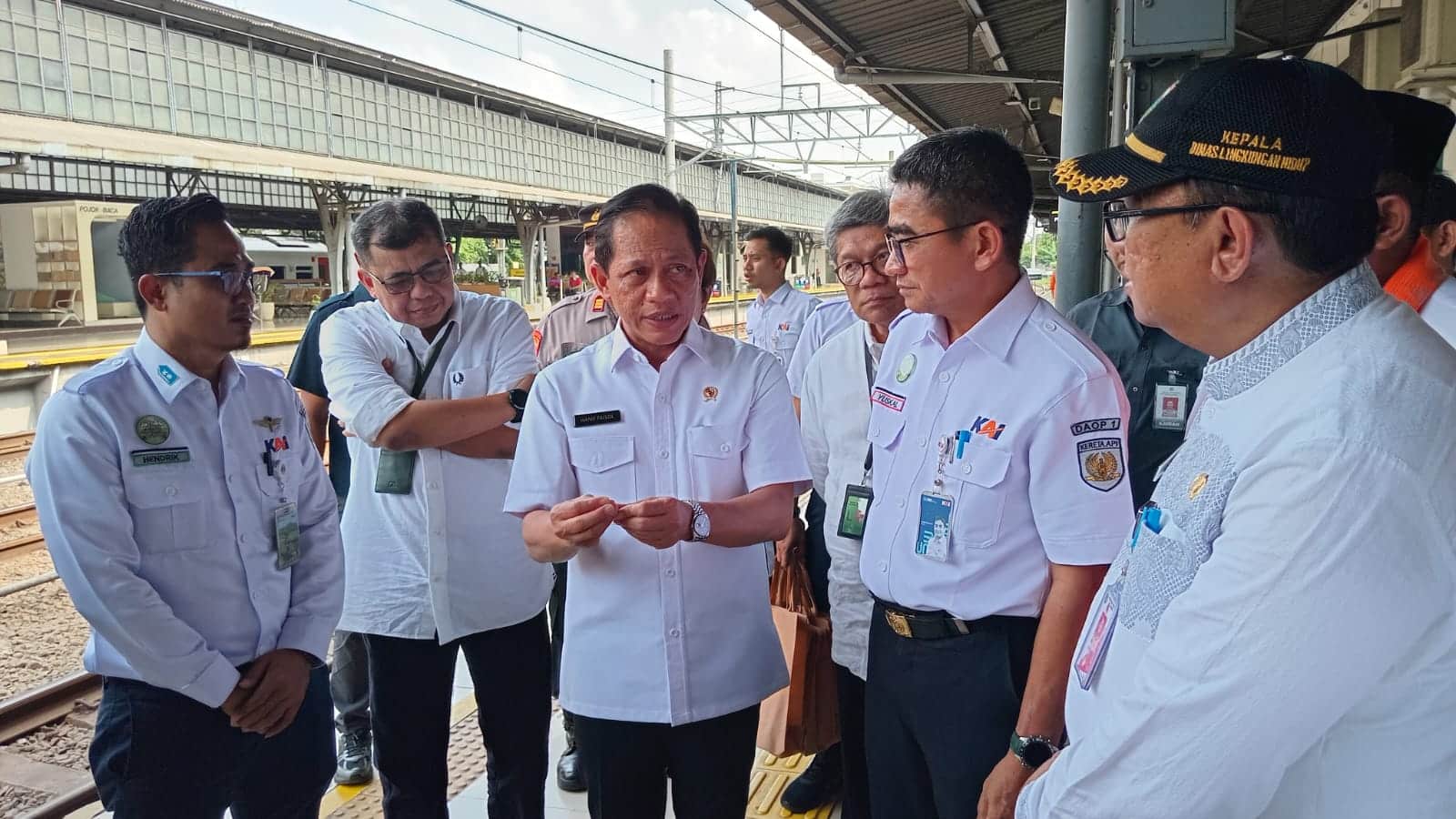 Menteri Lingkungan Hidup Hanif Faisol Nurofiq dalam kunjungannya ke Stasiun Senen dan Terminal Pulo Gebang di Jakarta. (KIS/NICKO)