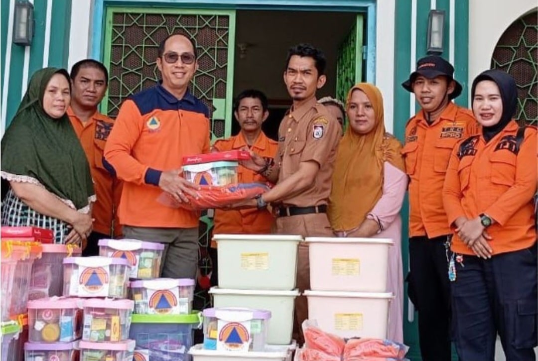 Kepala Pelaksana BPBD Makassar, Achmad Hendra Hakamuddin, menyerahkan bantuan logistik di lokasi pengungsian di Kecamatan Manggala. (Ist/BPBD Makassar)