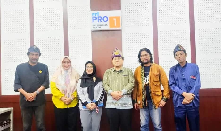 Sultan Palembang Darussalam, Sultan Mahmud Badaruddin (SMB) IV Jaya Wikrama RM Fauwaz Diradja SH M Kn didampingi Ketua Pelaksana P5H5M Vebri Al Lintani, Jumat (27/12). (Dimas)