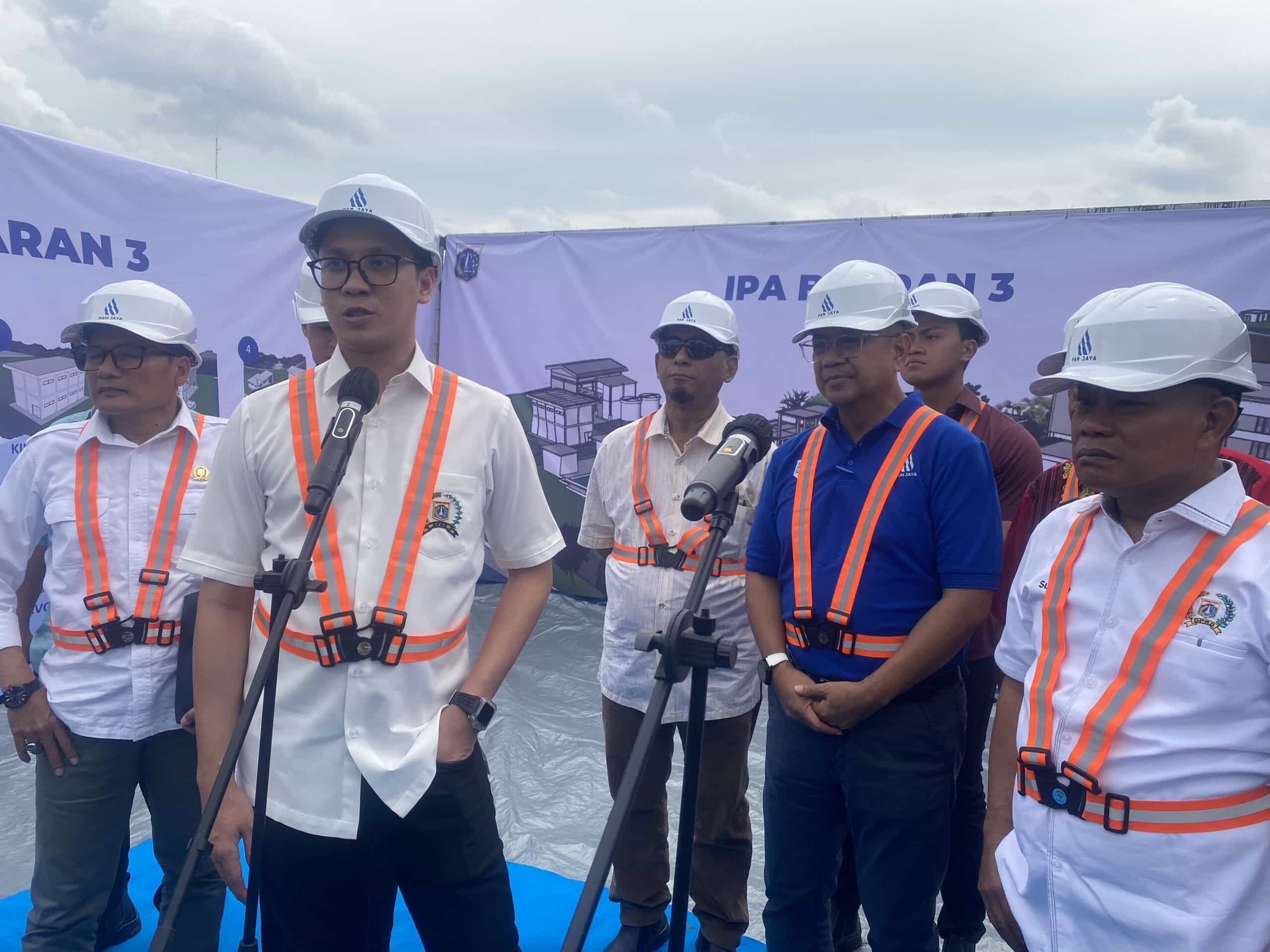 Dirut PAM Jaya Arief Nasrudin bersama Jajaran Komisi C gelar konferensi pers IPA III, Buaran, Jakarta Timut (Aldi/KIS)