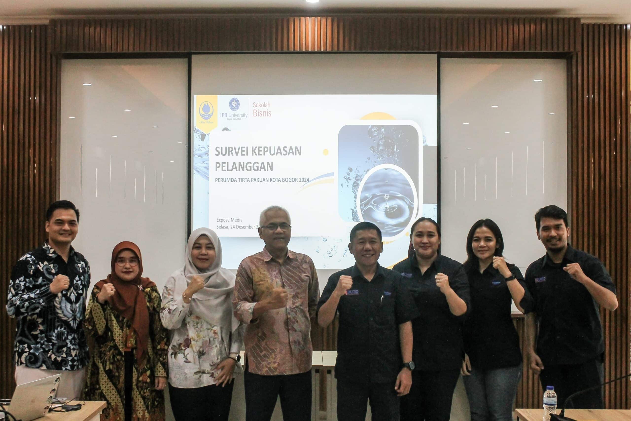 Tim peneliti dari SB-IPB, yang dipimpin oleh Prof. Dr. Noer Azam Achsani, MS, bersama Mochamad Bactiar, S.TP, MM, Fithriyyah Shalihati, SE, MM, dan Raden Isma Anggraini, SP, MM. (KIS/NICKO)