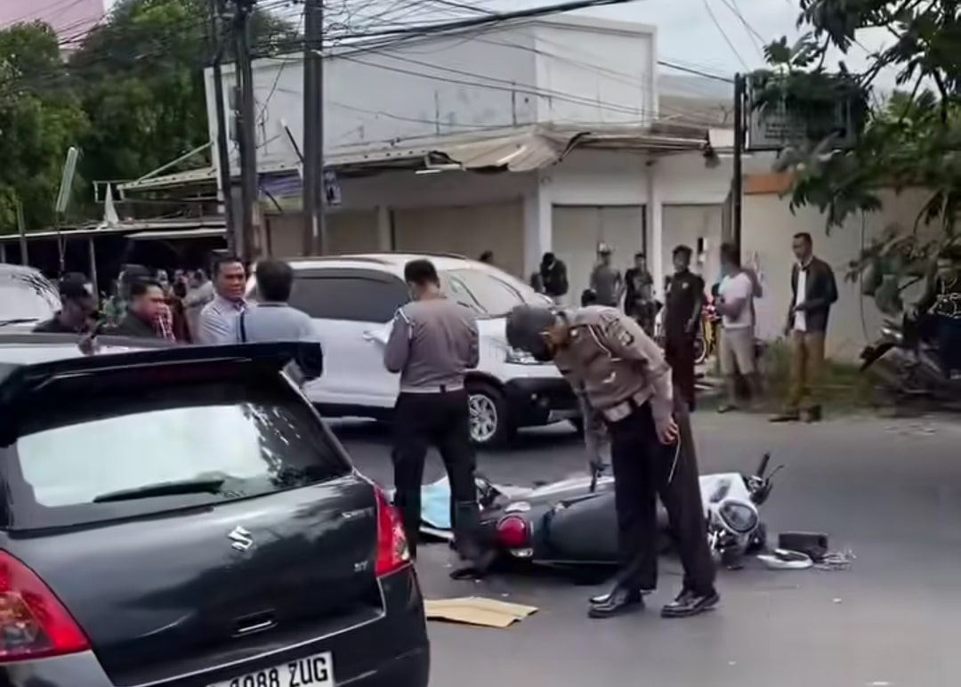 Polisi mengecek lokasi kecelakaan yang menewaskan seorang pria berinisial AL di Jalan Raya Narogong Pangkalan 3, Cikiwul, Bantargebang, Kota Bekasi, Senin (30/12/2024). (ist)
