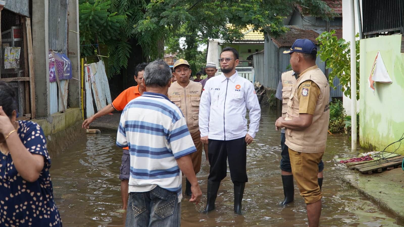 Ketua Fraksi PKS DPRD Kota Makassar, Andi Hadi Ibrahim Baso, mengunjungi Lokasi banjir dan pengungsian di Kelurahan Paccerakkang dan Kelurahan Katimbang, Kecamatan Biringkanaya, Selasa (24/12/2024) siang. (Ist)