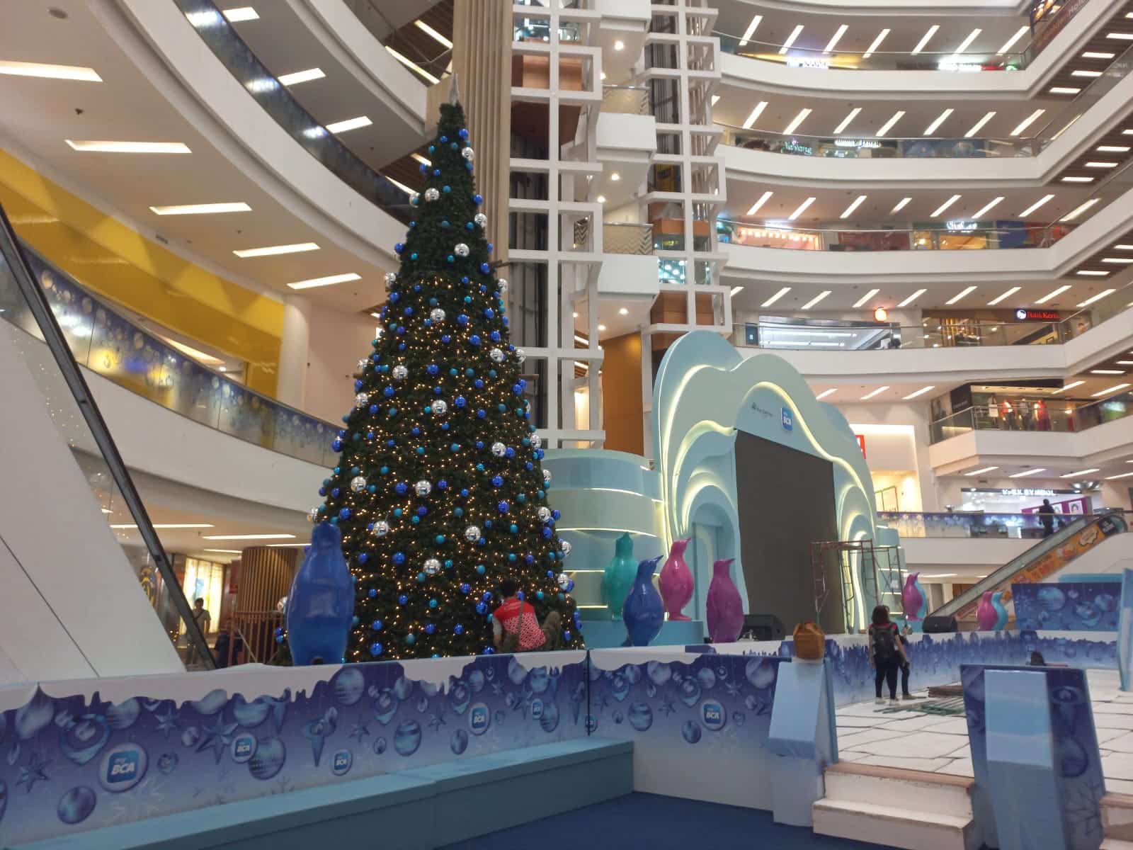 Suasana Natal di Mal Citra Land Jakarta mulai terlihat dengan dibuatnya pohon Natal ukuran raksasa yang terletak di panggung utama. Kemeriahan makin terasa dengan adanya permainan salju di mal ini dalam menyamnbut Natal dan Tahun Baru. (Tiyo)