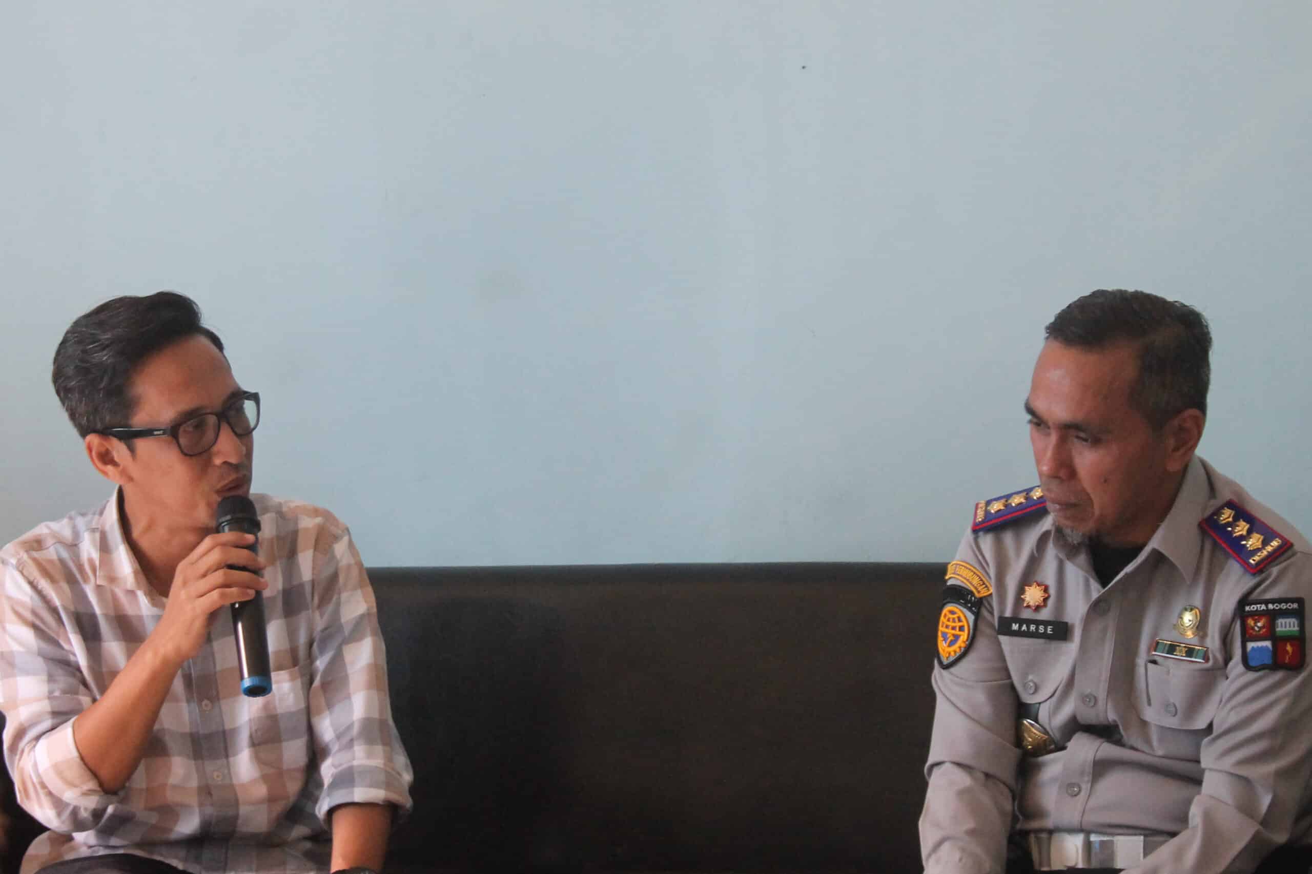 Ketua PWI Kota Bogor, Herman Indrabudi, bersama Kadishub Kota Bogor, Marse Hendra Saputra dalam gelaran Open MiC (KIS/NICKO)