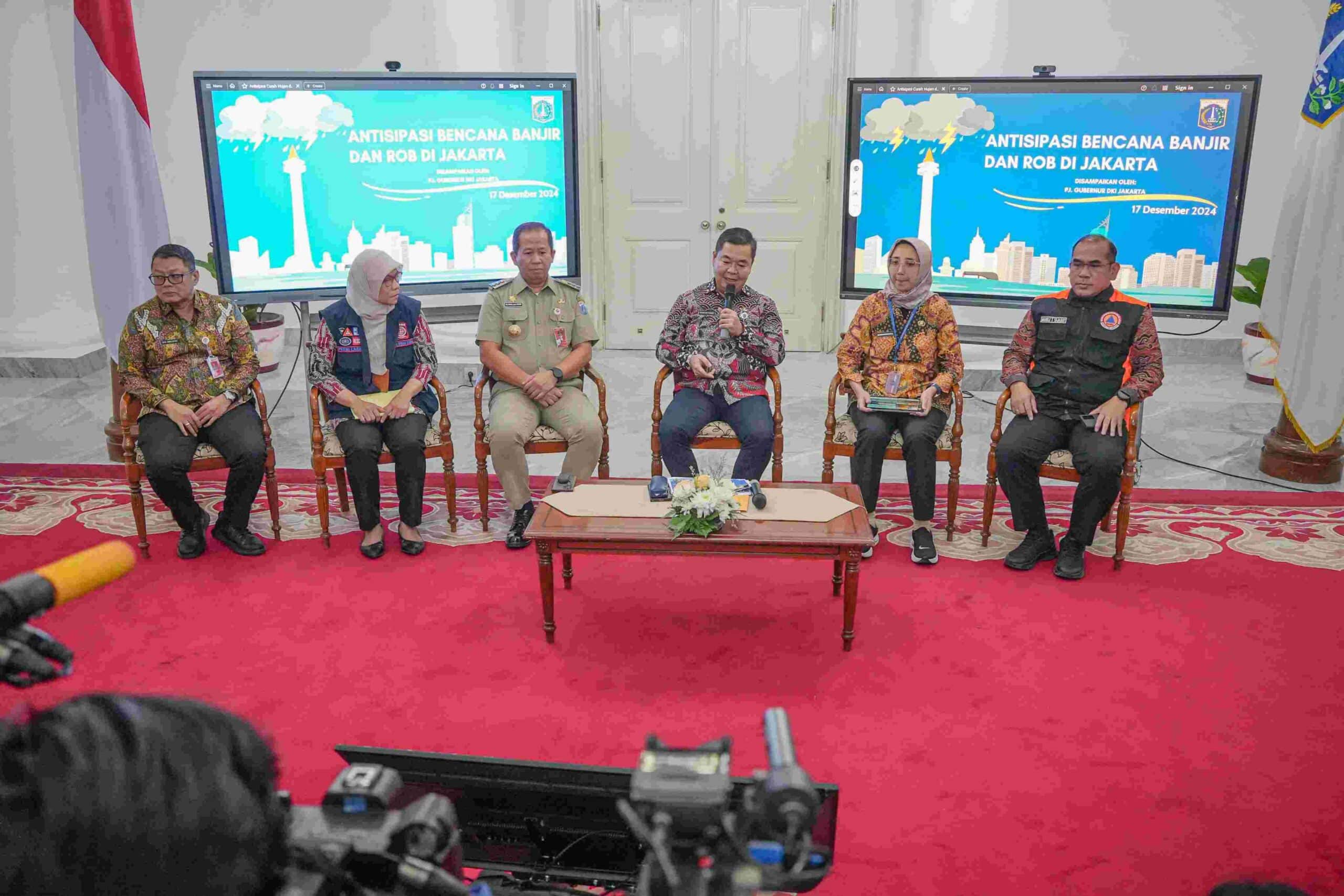Pj Gubernur Teguh gelar konferensi pers terkait banjir rob yang melanda kawasan di pesisir Utara Jakarta (Humas-Pemprov)
