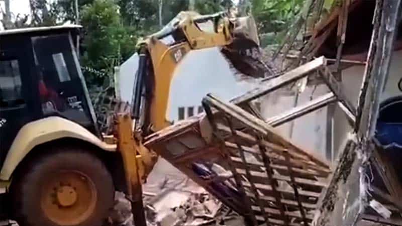 Tragedi TKI Ponorogo Asmara Hancur Rumah Ikut Digempur dengan Bulduzer