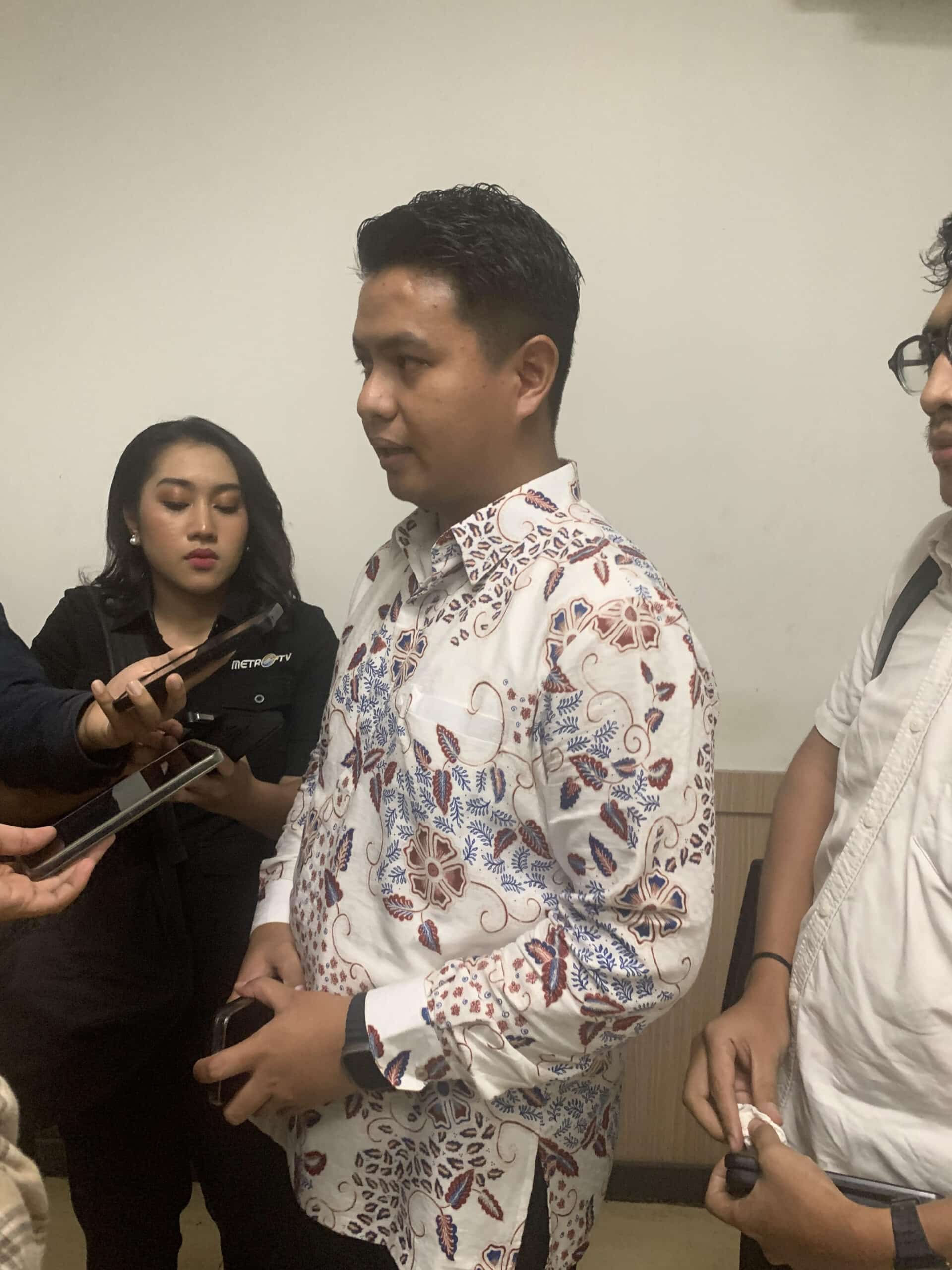 Pengacara Mangatas Toding Allo saat memberikan keterangan pers di PN Jakarta Selatan, pada Rabu (11/12/2024). (Aris MP)