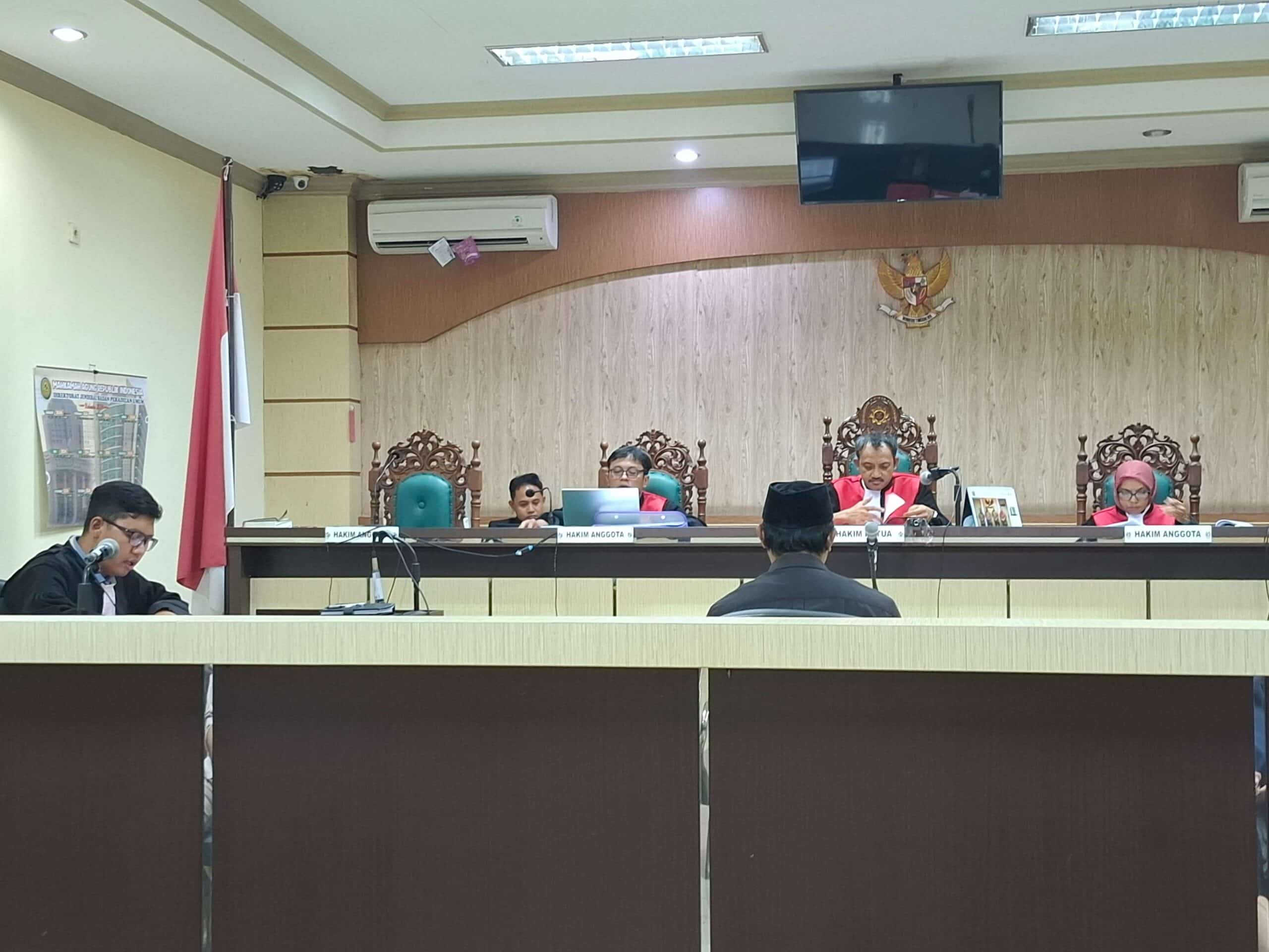 Terdakwa EP saat mendengarkan dakwaan dari JPU di PN Tipikor Banjarmasin, Selasa (9/12/2024). (ist)