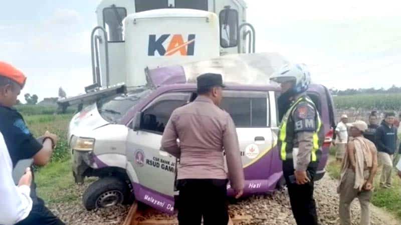 tabrak ambulans