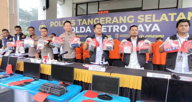 Petugas Polres Tangsel masih mengembangkan kasus judi online jaringan Kamboja yang digerebek di Jakarta Barat. (Ist)