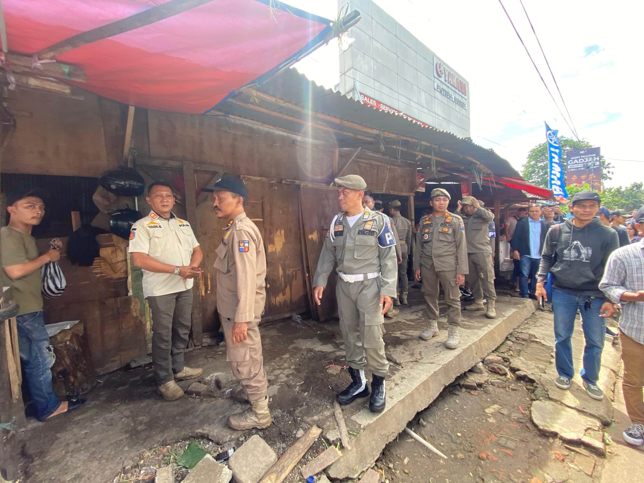 Penertiban bangunan tak berizin atau ilegal di Jalan Merdeka, Kecamatan Bogor Tengah (KIS/NICKO)