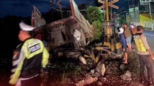Penjaga Palang Pintu Tertidur! KA Kertanegara Tabrak Truk Gandeng di Blitar, Sopir Selamat