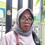 Sri Kartikah (54) ibu korban penyiraman air keras, saat ditemui wartawan di RSUD Kota Bekasi, Rabu (11/12/2024).(Joy Andre)