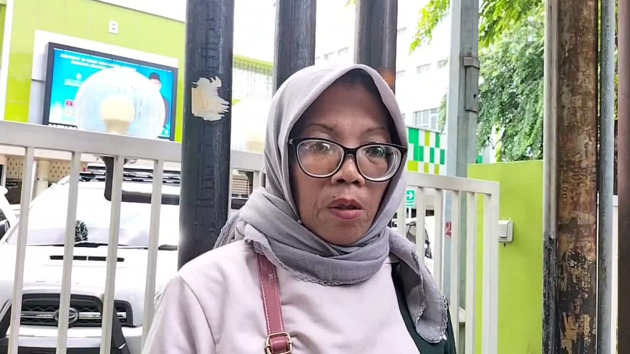 Sri Kartikah (54) ibu korban penyiraman air keras, saat ditemui wartawan di RSUD Kota Bekasi, Rabu (11/12/2024).(Joy Andre)