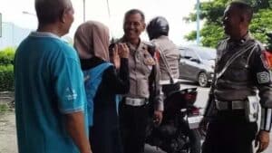 Gagal Melompat ke Kali Brantas, Wanita Nganjuk ini Terlihat Lega Mendapat Pengarahan Polisi