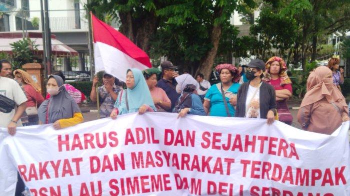 Warga Deli Serdang, Sumatera Utara berunjuk rasa di depan Istana Negara menuntut ganti rugi tanah yang belum dibayar di Bendungan Lau Simeme. (Ist)