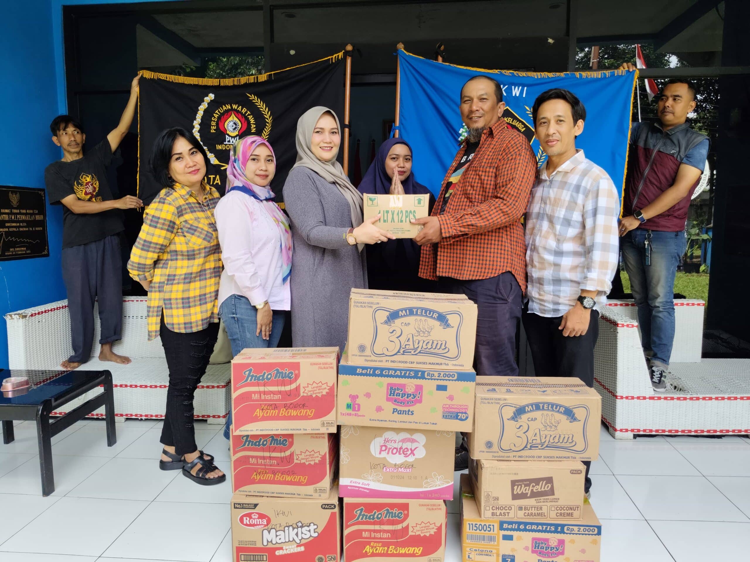 Simbolis penyerahan bantuan dan donasi untuk korban bencana alam Sukabumi dan Cianjur di kantor PWI Kota Bogor (KIS/NICKO)