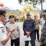 Kasat Pol PP, bersama Pj. Bupati Bogor, Bachril Bakri, Sekda Ajat Rochmat Jatnika, menanyakan izin kepada pihak PT. Jaswita (KIS/IST)