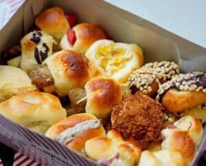 Roti Unyil dan Soes Legend: Kuliner Bogor Terkenal yang Wajib Dicoba