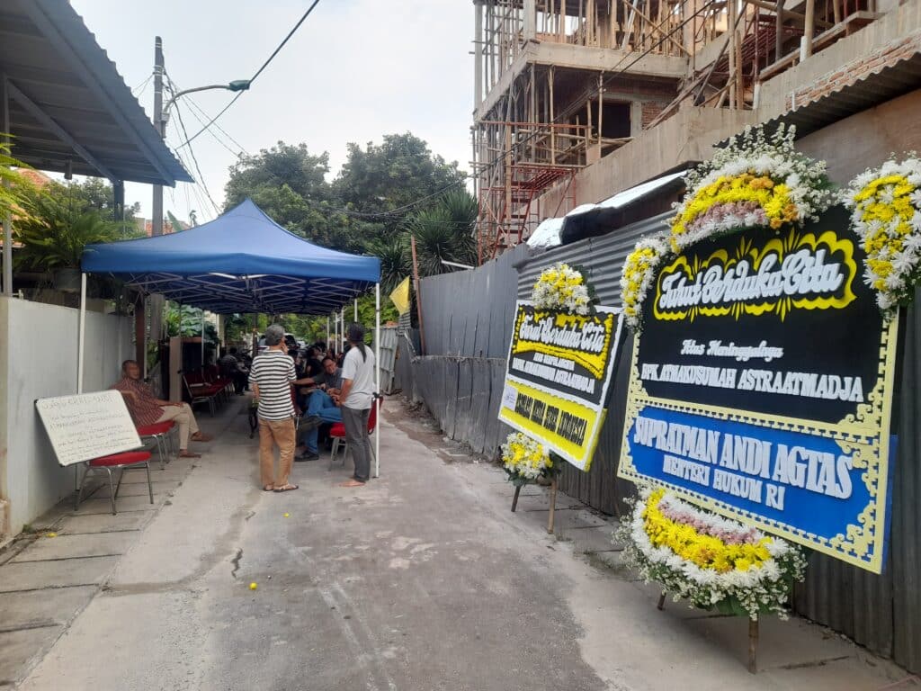 Kerabat Hingga Rekan-rekan Terus Berdatangan ke Rumah Duka Atmakusumah Astraatmadja