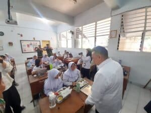 Wamen Otto Hasibuan Tinjau Pelaksanaan Makan Bergizi Gratis di SMPN 174
