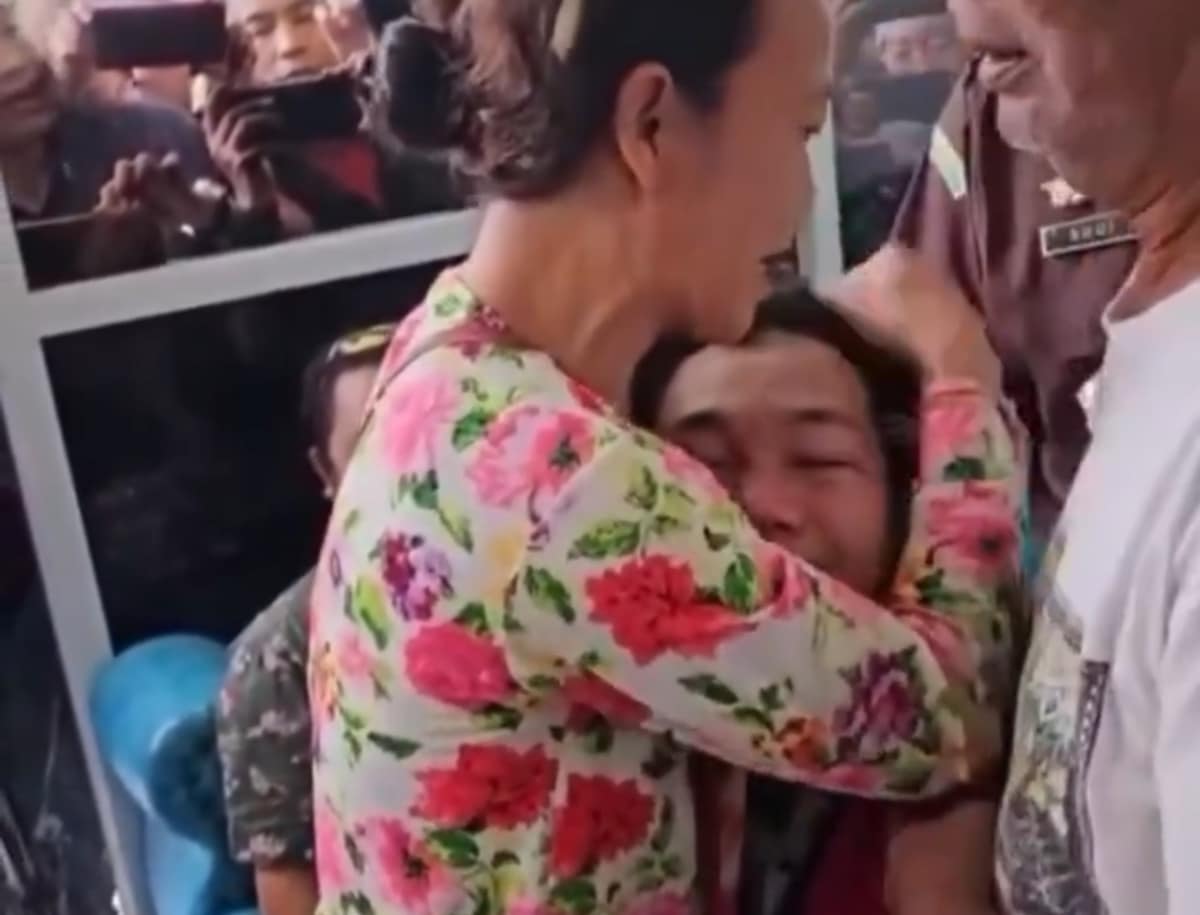 Ditetapkan Jadi Tersangka, Tangis Agus Buntung Pecah di Pelukan Ibu jadi Viral