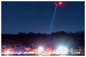 Tragedi di Langit DC! Helikopter Black Hawk dan Pesawat Komersial Bertabrakan