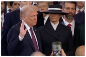 Donald Trump Dilantik Tanpa Meletakkan Tangan di Atas Alkitab, Langgar Tradisi?