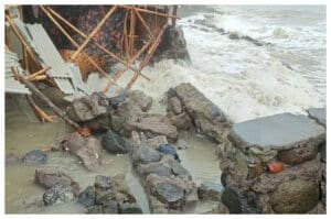 Polres Indramayu dan TNI Bergerak Cepat Atasi Dampak Banjir Rob di Desa Eretan Kulon