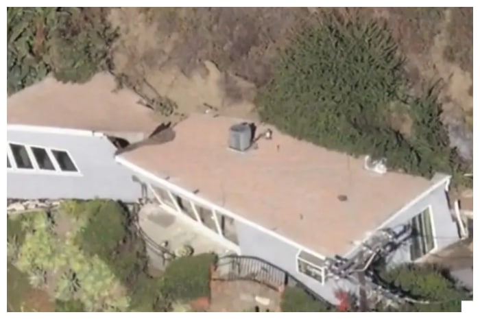 Selamat dari Kobaran Api, Rumah di Lereng Bukit Runtuh Terbelah Dua