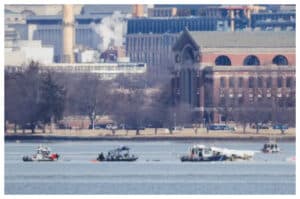 Kotak Hitam Pesawat American Airlines Ditemukan Usai Tabrakan di Udara