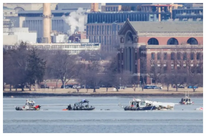 Kotak Hitam Pesawat American Airlines Ditemukan Usai Tabrakan di Udara