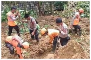 Tim Gabungan Temukan Jenazah Bayi, Total Korban Longsor Pekalongan Capai 20 Orang