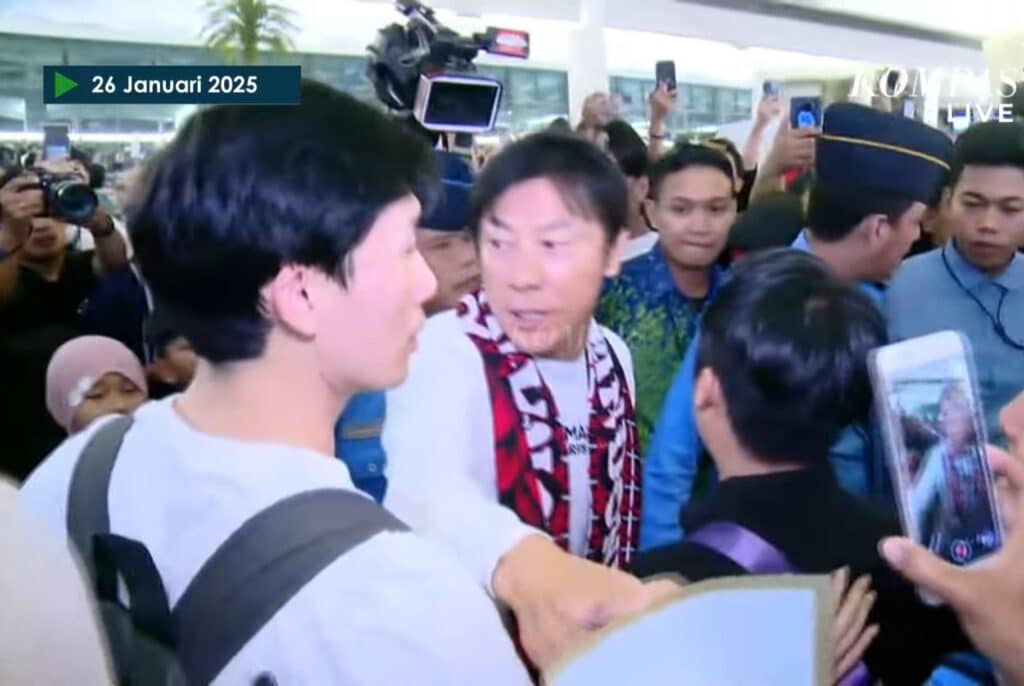 Coach Shin Tae yong Terharu Diantar Supporter Indonesia di Bandara, Berikan Pesan Terakir yang Mengharukan