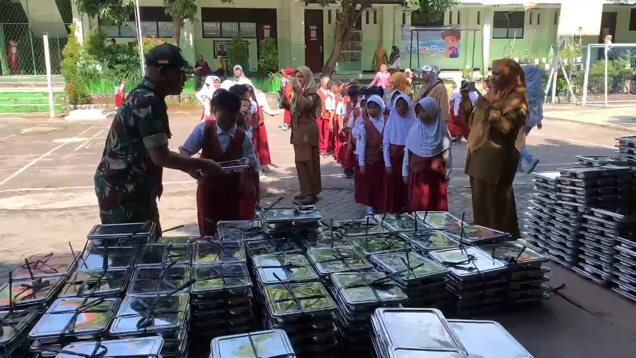 Pembagian 687 porsi makan bergizi gratis di Sekolah Dasar (SD) Negeri Jatiasih 4, Kota Bekasi, Senin (6/1/2025). (KIS/Joy Andre)