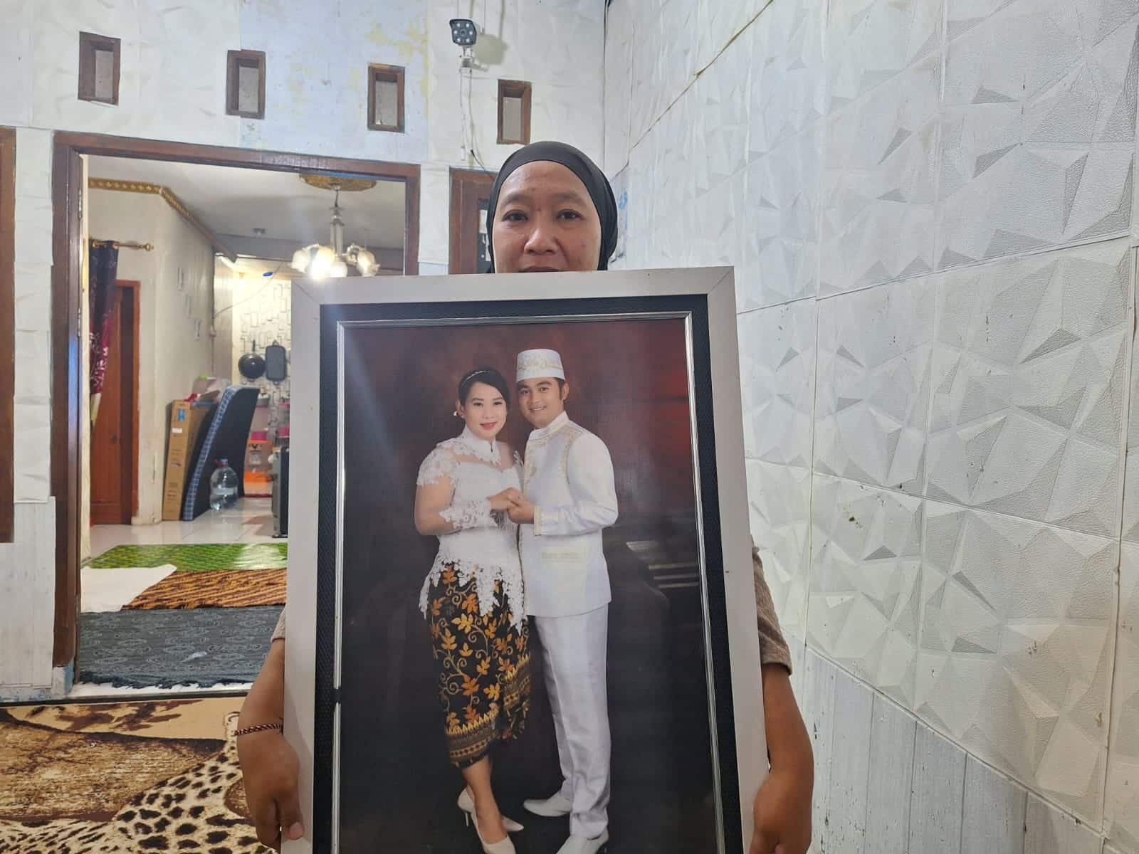 Kakak ipar dari Sandy Permana, Amelia, berharap polisi segera menangkap pelaku yang membunuh aktor sinetron drama kolosal tersebut.(Joy Andre)