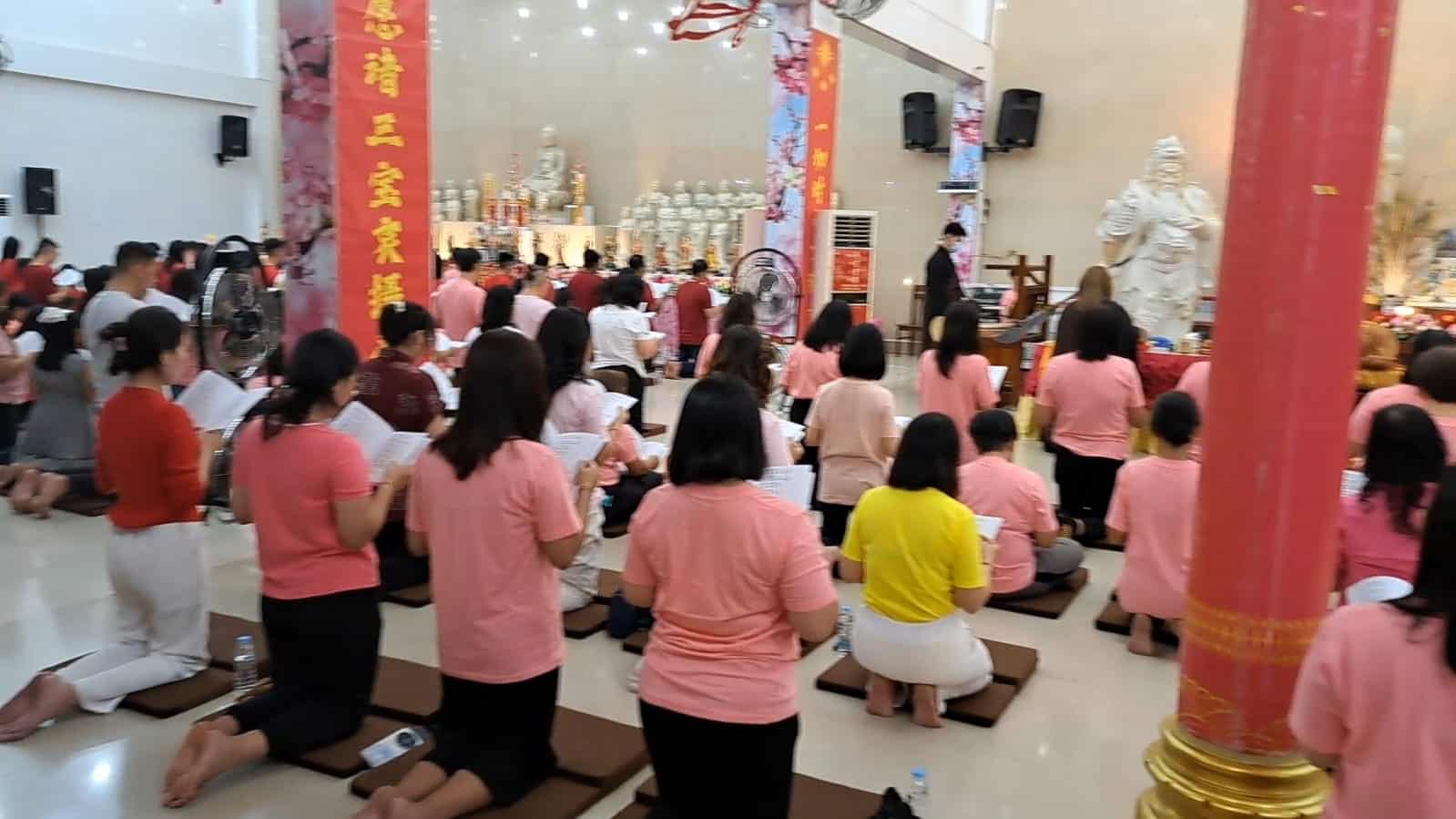 Umat Budha lakukan ibadah di Vihara Vidya Varja Ganda Kota Tebingtinggi. (Ist)