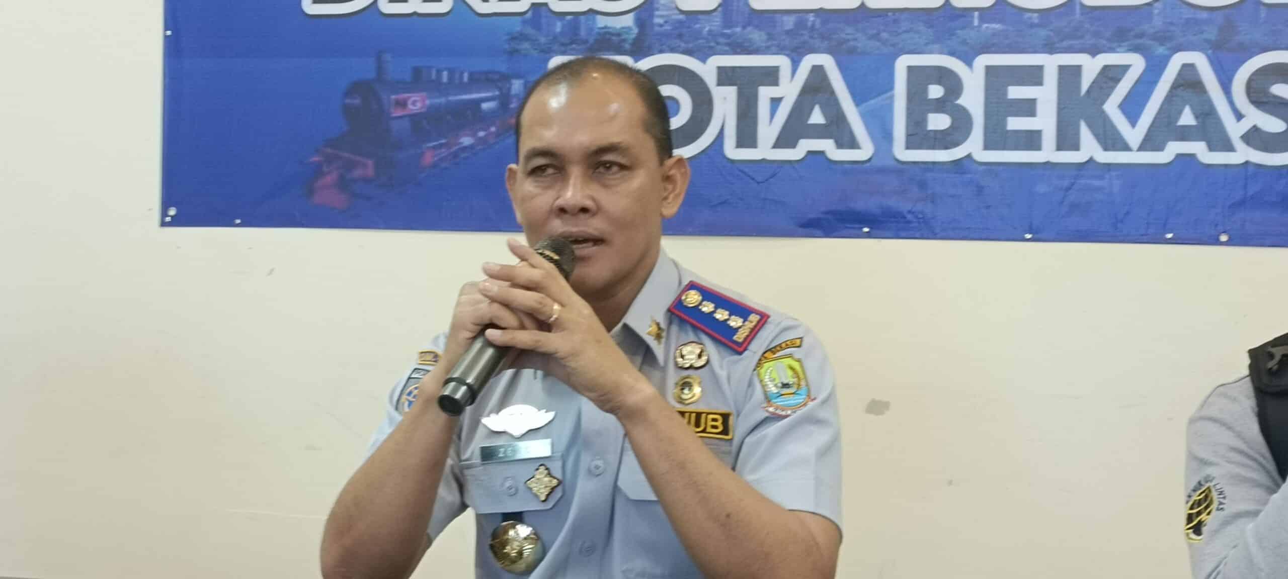 Kadishub Kota Bekasi Zeno Bachtiar saat menjelaskan rencana penerapan tarif BisKita Trans Patriot. (KIS/Joy Andre)