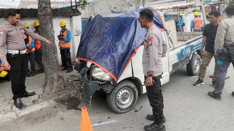 Warga Nganjuk Kehilangan Nyawa, Mobil Hatam Pohon di Manyar Gresik Diduga Mengantuk