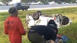 Mobil Sigra Berisi 8 Orang Purwakarta Terguling-guling di Tol Ngawi Dua Penumpang Kehilangan Nyawa