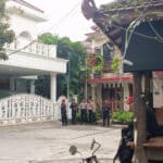 Aparat kepolisian dan Satgas Cakra Buana yang menjaga situasi rumah Sekjen PDI Perjuangan Hasto Kristiyanto, Selasa (7/1/2025). (KIS/Joy Andre).