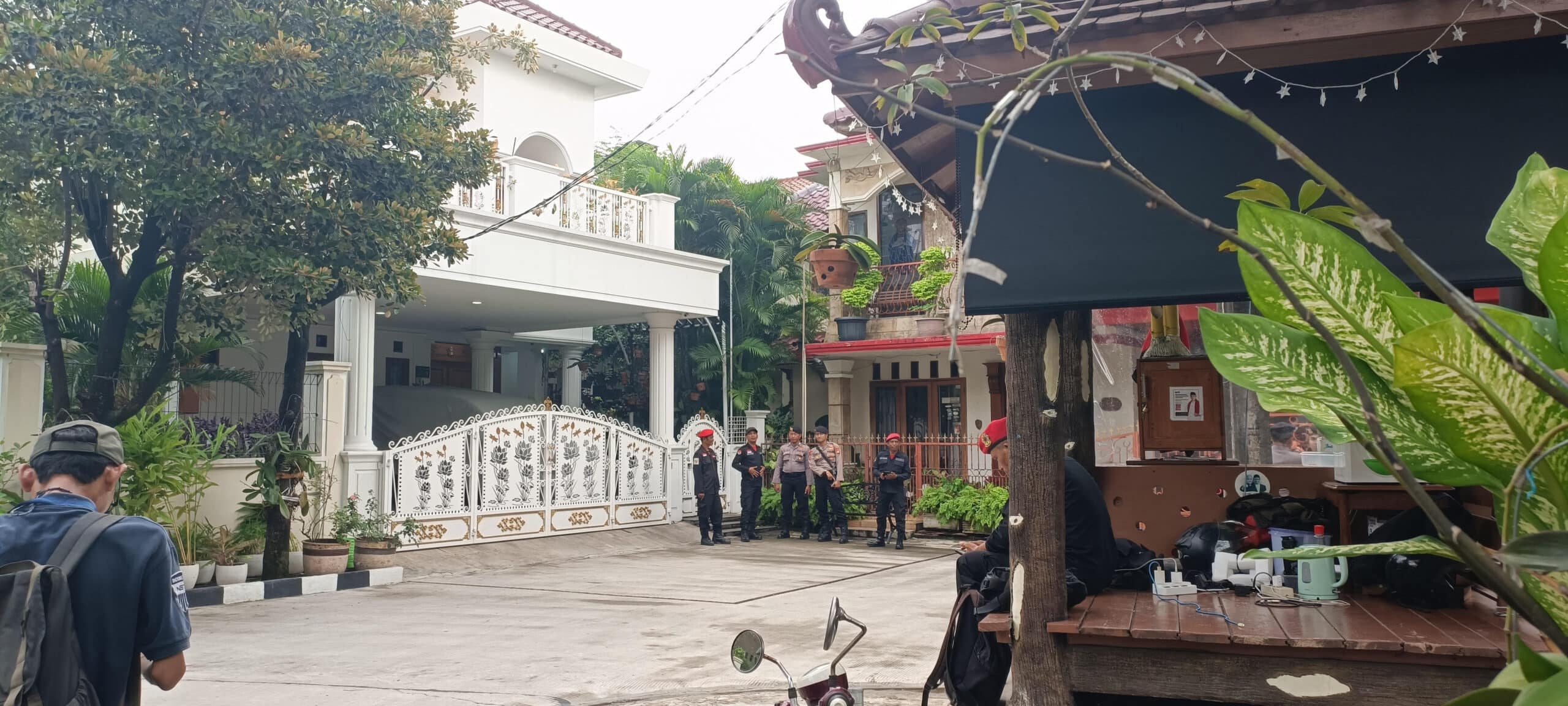 Aparat kepolisian dan Satgas Cakra Buana yang menjaga situasi rumah Sekjen PDI Perjuangan Hasto Kristiyanto, Selasa (7/1/2025). (KIS/Joy Andre).