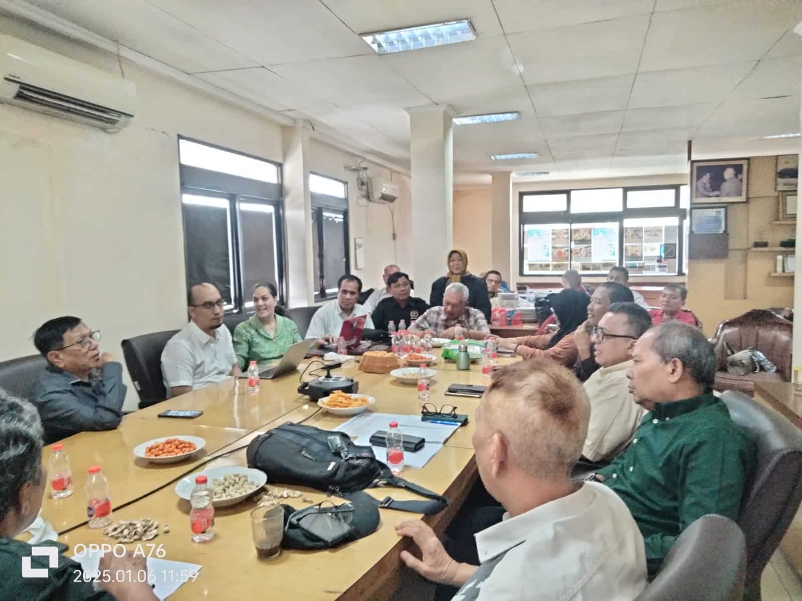 Ketum PWI Pusat Hendry Ch Bangun pimpin rapat Panitia Pelaksana HPN 2025 di Jakarta, Senin (6/1/2025). (Ist)