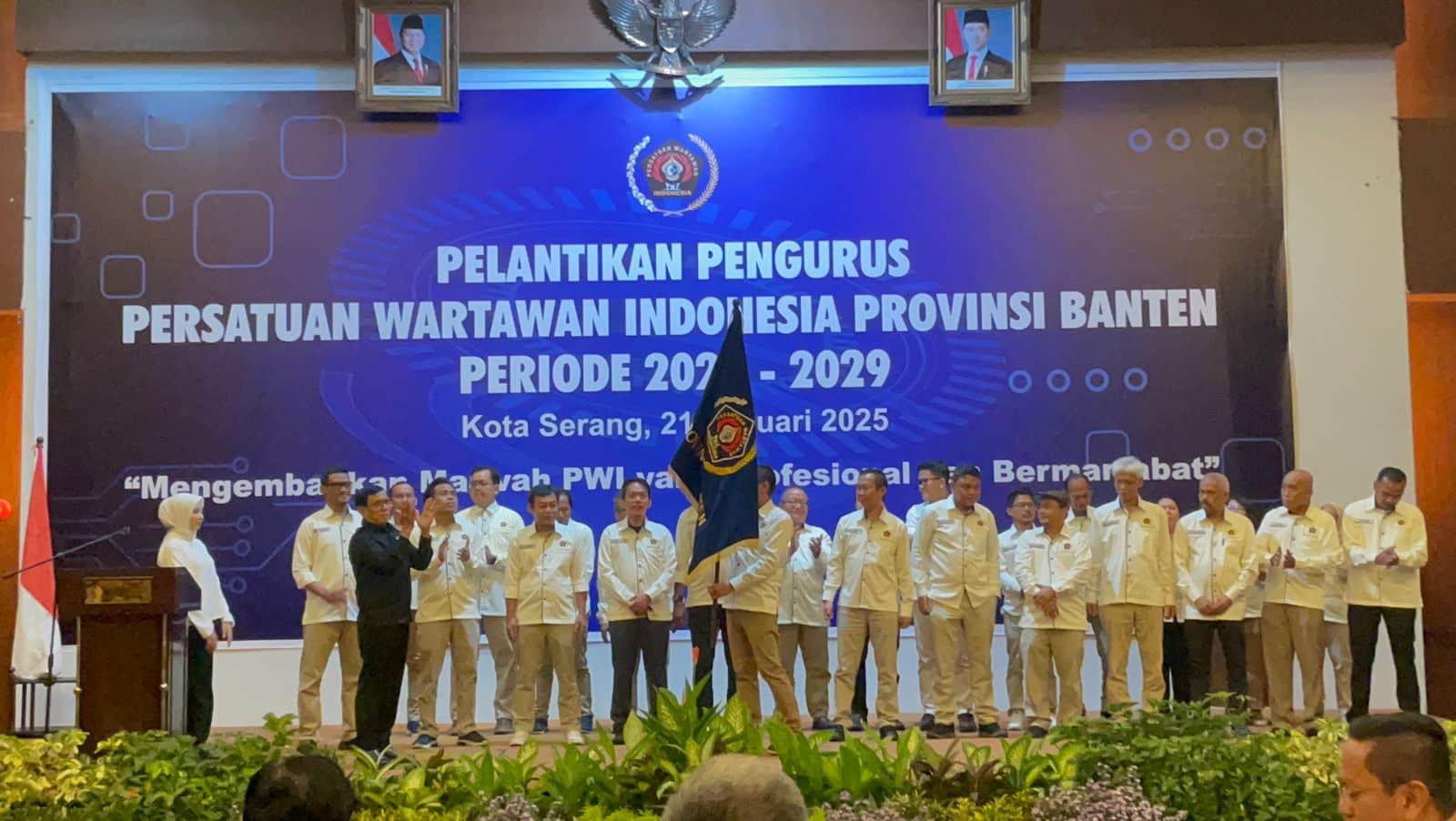 Ketum PWI Pusat Hendry Ch Bangun melantik pengurus PWI Banten. (Ist)