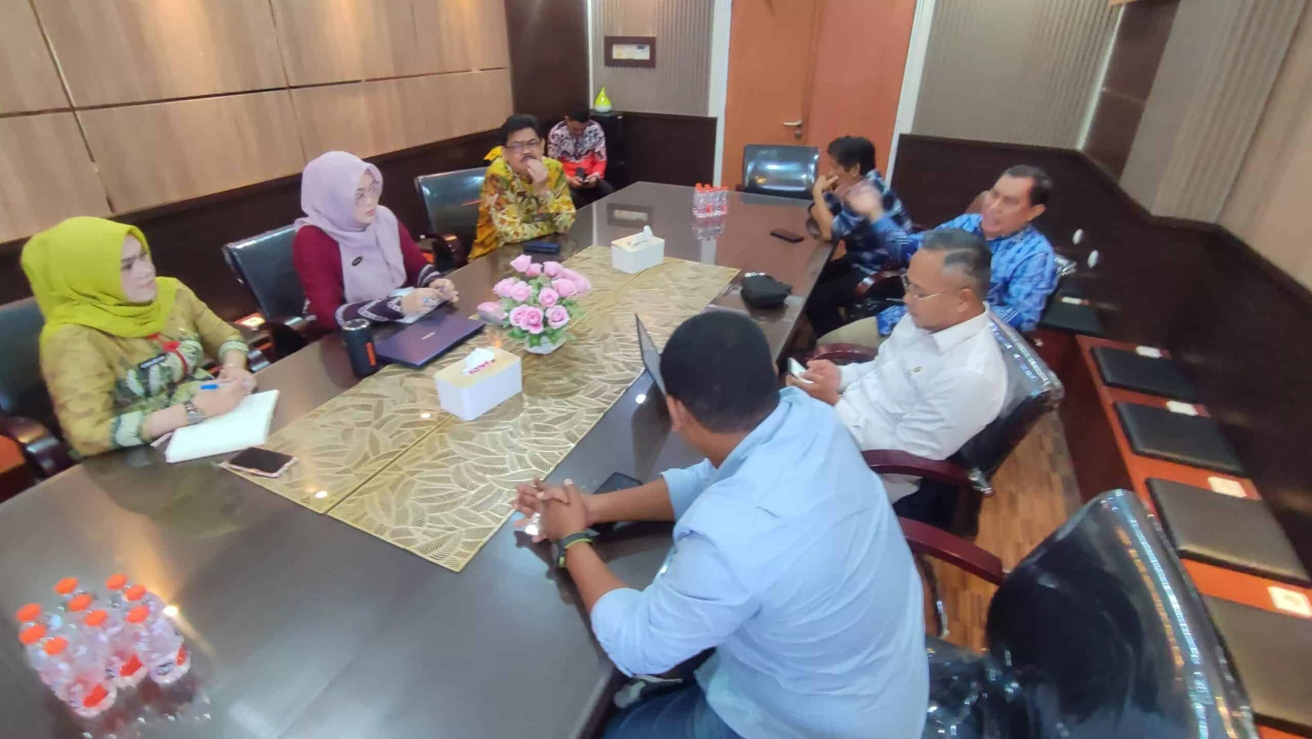 Ketua PWI Kalsel Zainal Helmie beserta jajaran menggelar rapat dengan Kadiskominfo Kalsel, Muslim. (Anang)