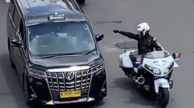 Utusan Khusus Presiden untuk Generasi Muda dan Pekerja Seni, Raffi Ahmad, mengonfirmasi bahwa mobil Lexus dengan pelat nomor RI 36 yang menjadi viral di media sosial adalah miliknya. 