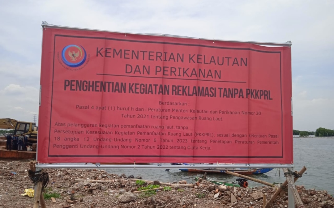 Spanduk penyegelan pagar bambu yang diklaim untuk pembangunan pelabuhan di Tarumajaya, Kabupaten Bekasi. (KIS/Joy Andre)